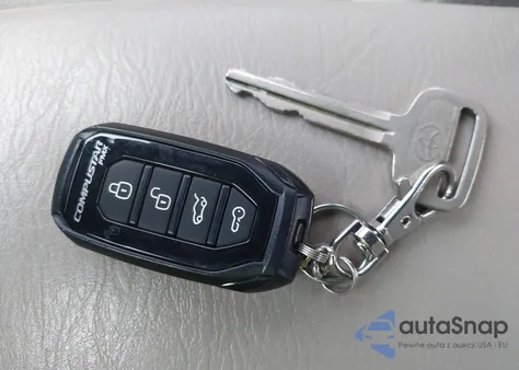 2004 Toyota Corolla Ce z USA, uszkodzony, nr VIN 2T1BR32E84C212956